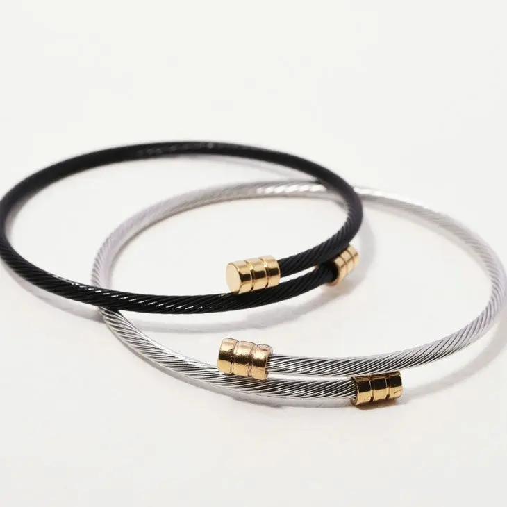 華奢なアクセサリーで女っぽさをプラス=バングル