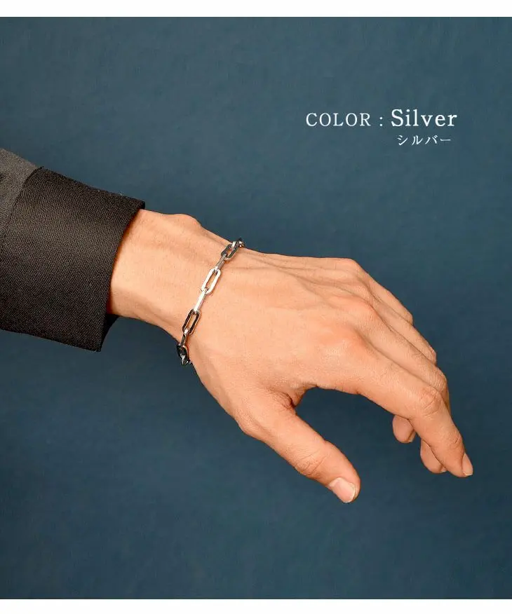 華奢なアクセサリーで女っぽさをプラス=ブレスレット