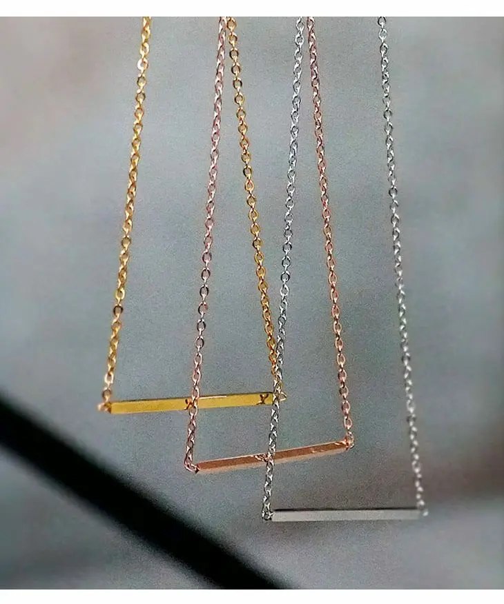 華奢なアクセサリーで女っぽさをプラス=ネックレス