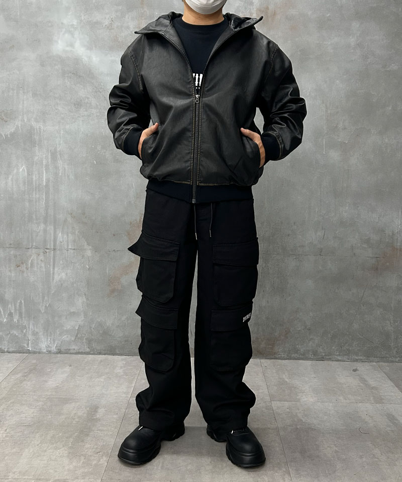 ワイルドな光沢感！レザージャケット×ワイドカーゴで作るタフなストリートスタイル