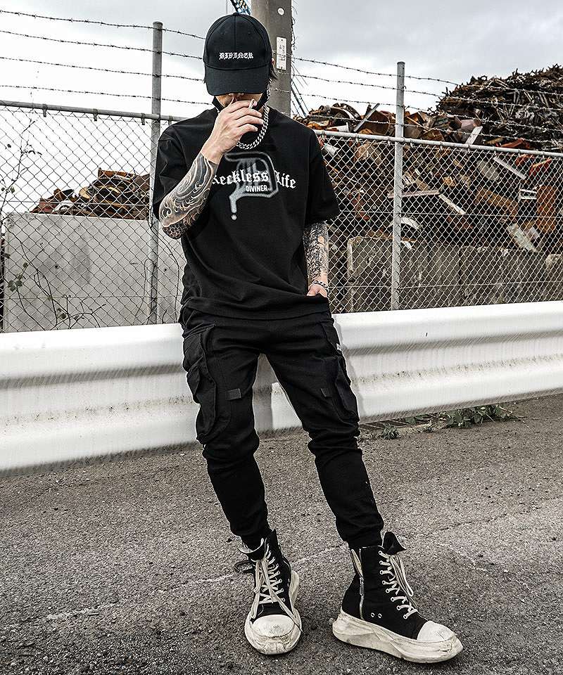 無骨さと洗練を両立した、王道・大人ストリートコーデ