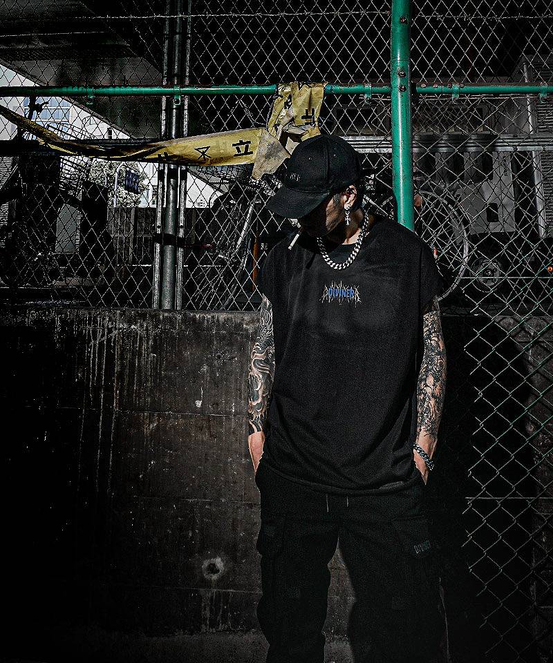 引き算で魅せる、無骨で色気のある大人ストリートコーデ