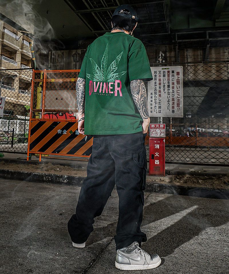 グリーンで魅せる、個性派×無骨な大人ストリートコーデ