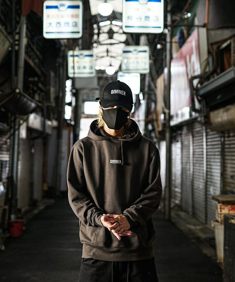 シンプルなアイテムで合わせる