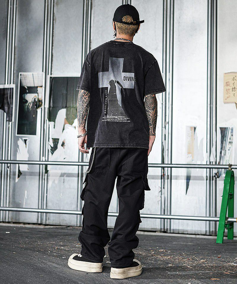 後ろ姿で魅せる！ウォッシュドTシャツのストリートコーデ